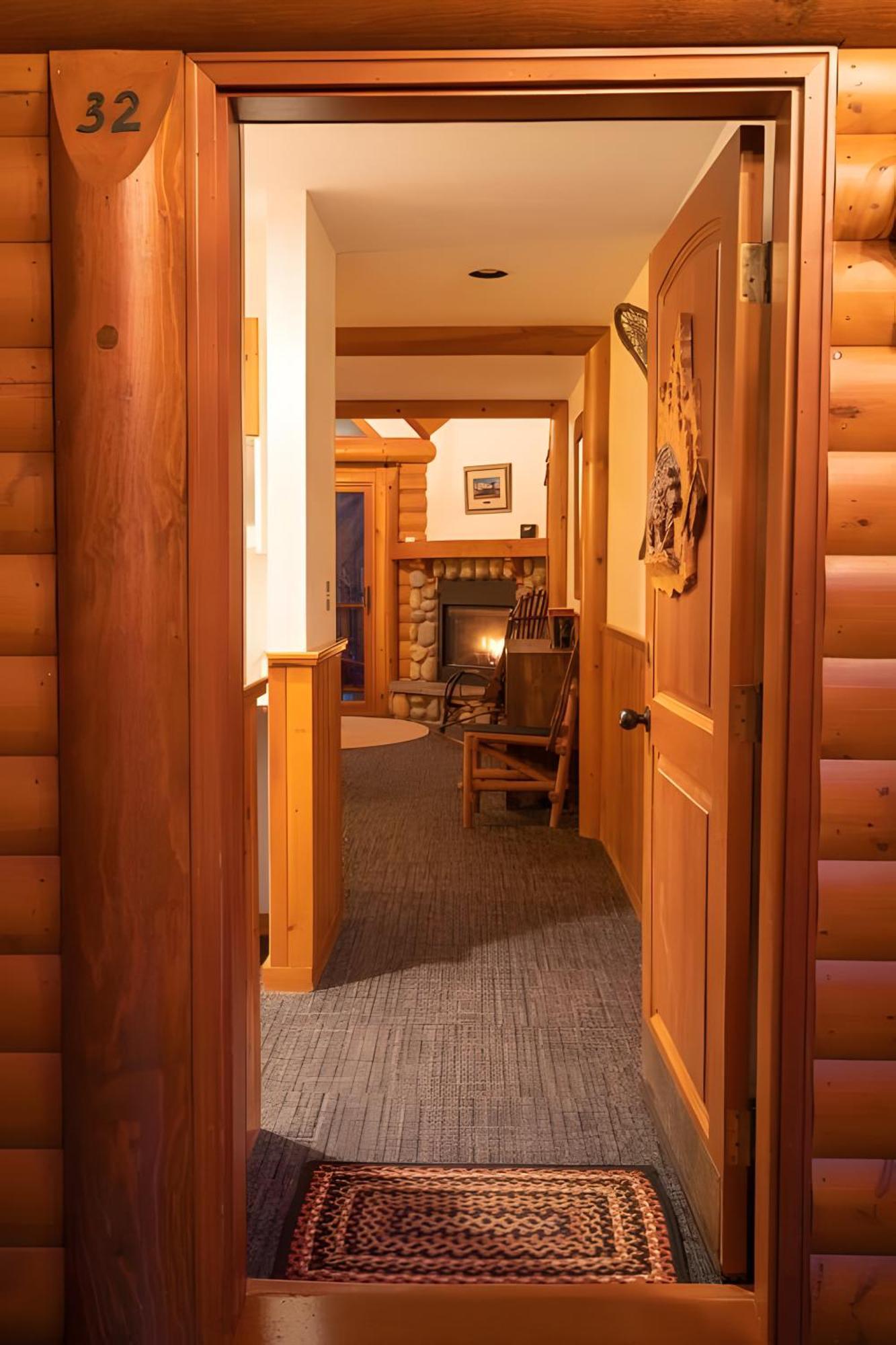 Baker Creek By Basecamp Hotel Lake Louise Exterior foto